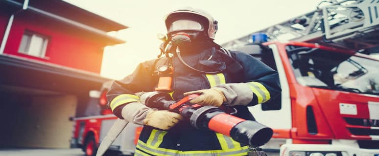 strażak z aparatem powietrznym